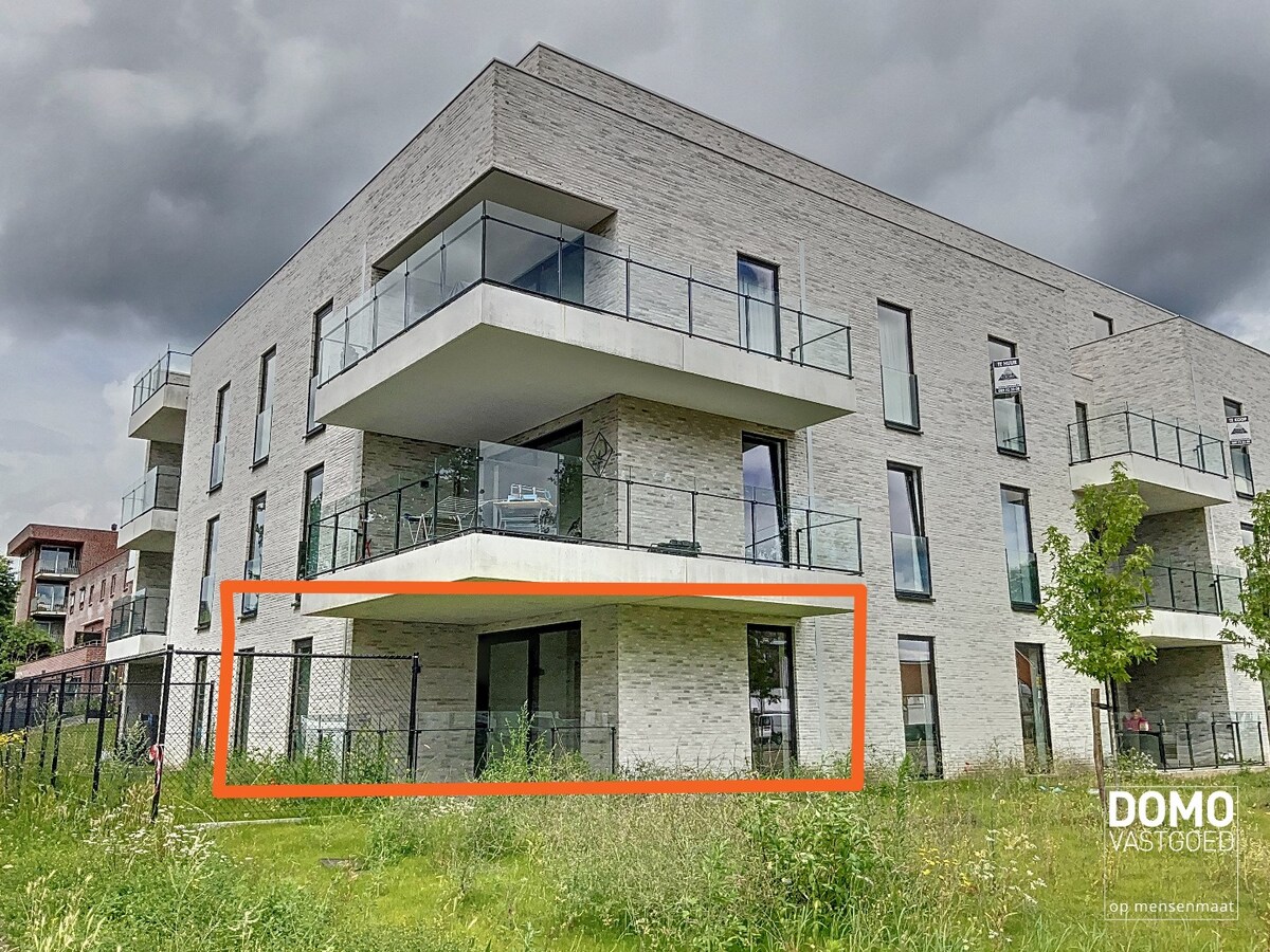 GELIJKVLOERS NIEUWBOUWAPPARTEMENT MET RUIM TERRAS, TUIN &amp; 2 SLAAPKAMERS TE MAASMECHELEN 