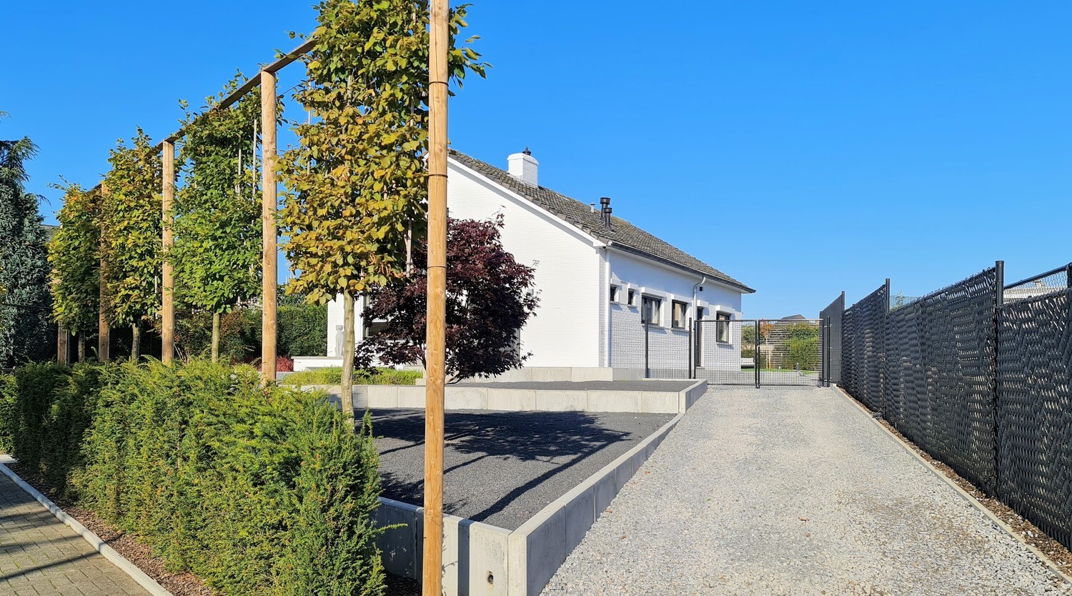 Bungalow met zongerichte tuin op perceel van 1350 m² 