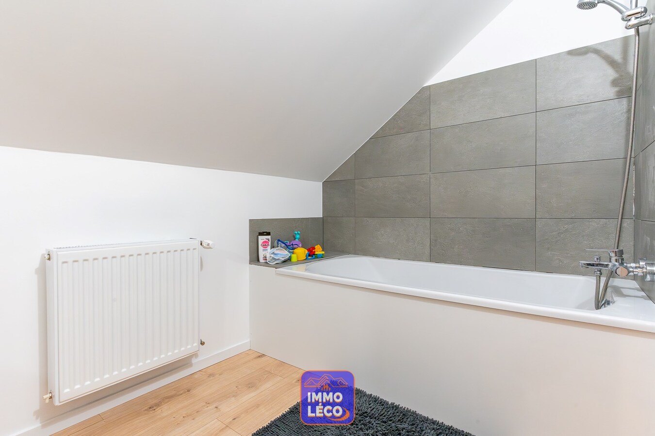 Villa "Semi Plain-Pied" avec jardin, 2 garages et parking privatif 