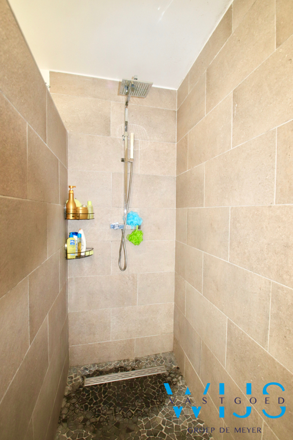 Tof woonhuis op een ideale locatie in OOSTEEKLO ! 