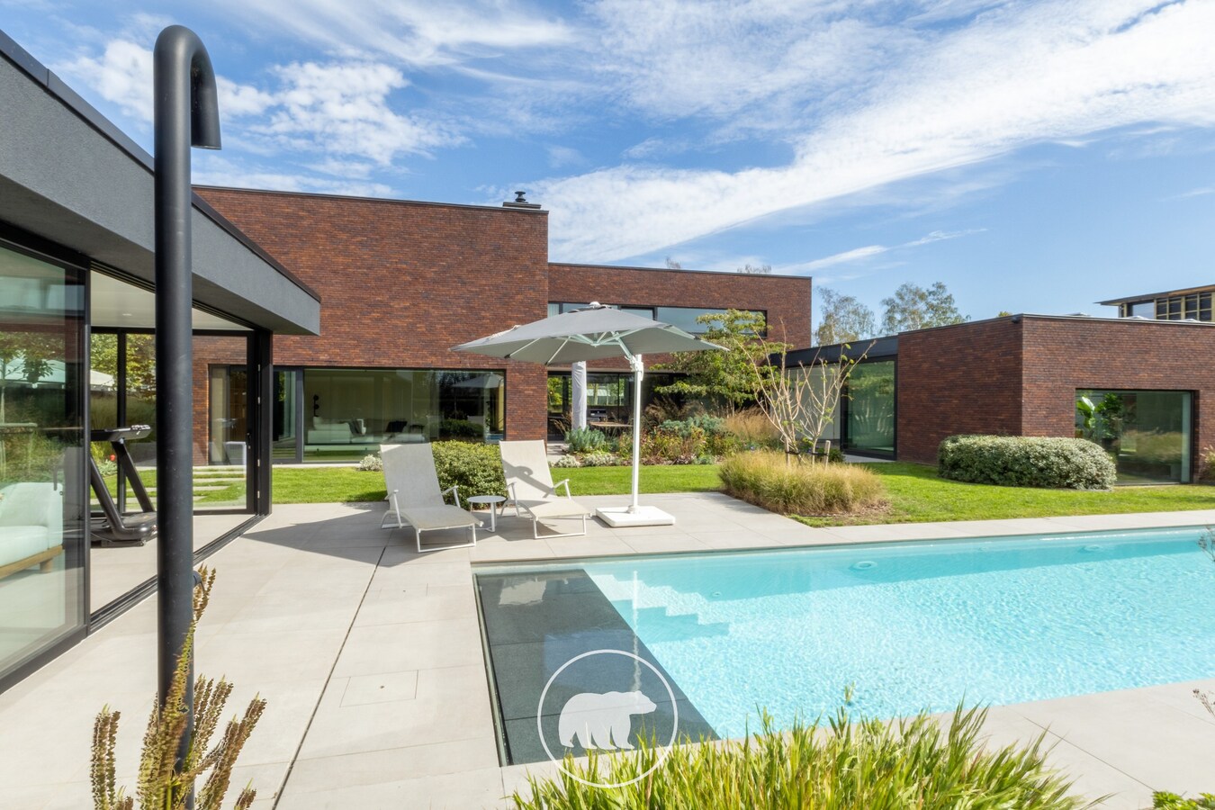 Buitengewone design villa op unieke ligging te Lochristi 