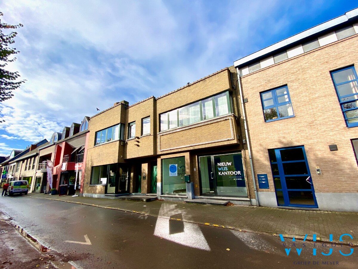 Goed gelegen handelspand met garage te CENTRUM ERTVELDE ! 