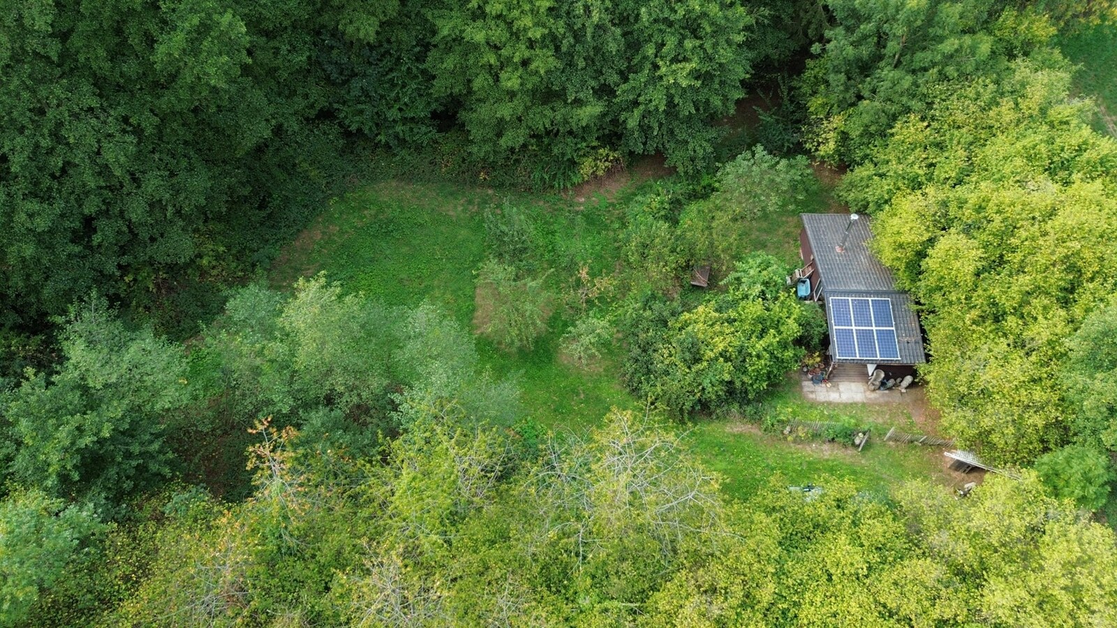 UNIEK DOMEIN MET OFF-GRID VAKANTIEWONING, SCHUUR EN 2 VIJVERS OP 1 HA 41 A 