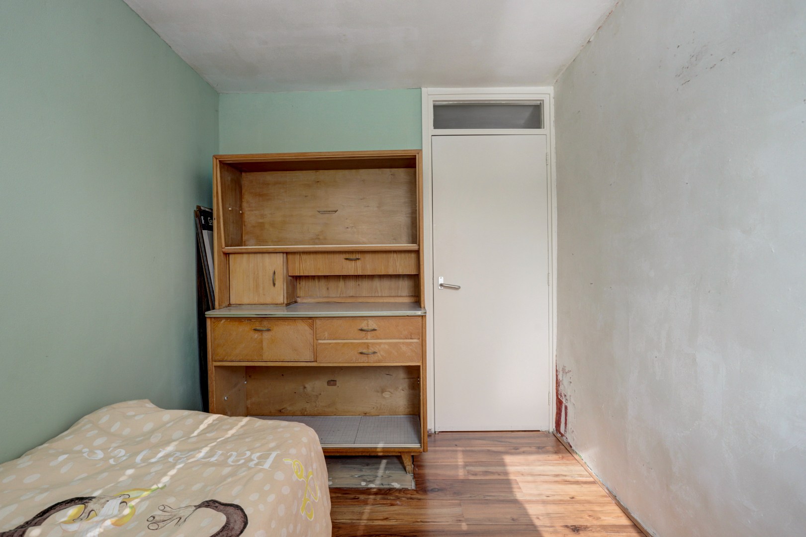 Ruime uitgebouwde 6-kamer hoekwoning met kunststofkozijnen, dakkapellen, grote tuin en eigen grond. 