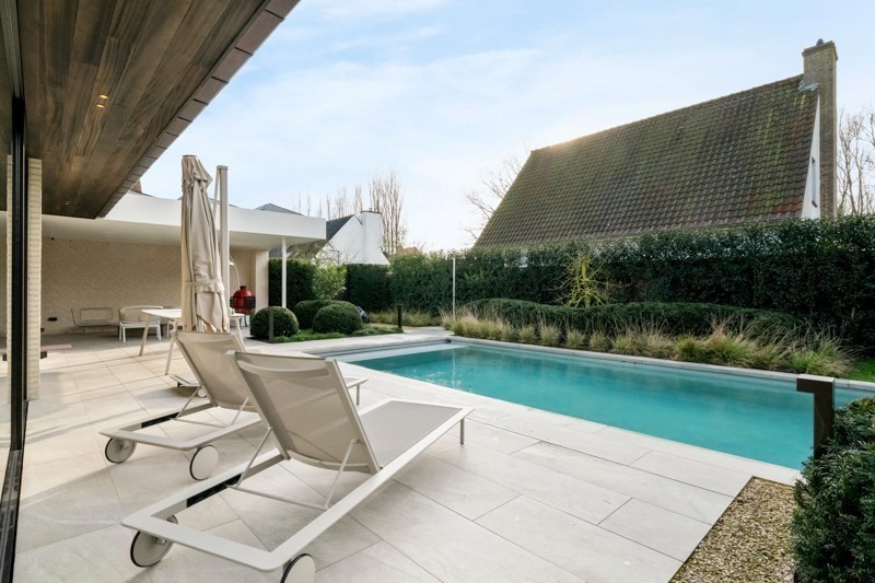 OPENDEURDAG Zaterdag 11/04  tussen 14u en 16u (Graaf Jansdijk 244) Prachtig vernieuwde koppelvilla rustig gelegen tussen Knokke centrum en Het Zoute met een perfecte Zuid-West oriëntatie. 