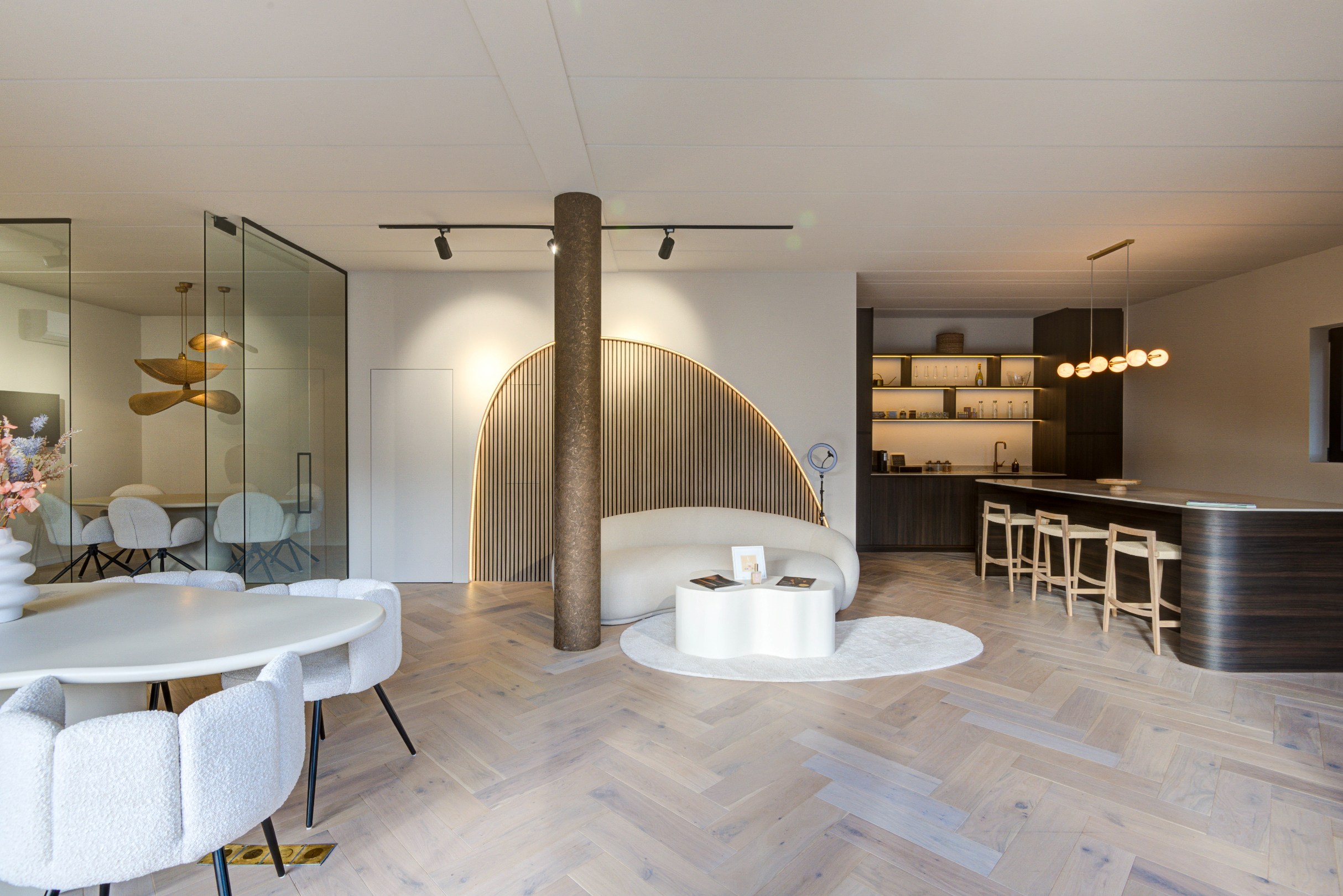 High-End Kantoor/ commerciële ruimte/ praktijk met luxe afwerking en 5 parkeerplaatsen. 