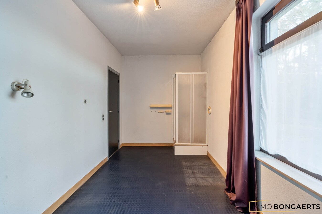 Gelijkvloerse woning met polyvalent bijgebouw 