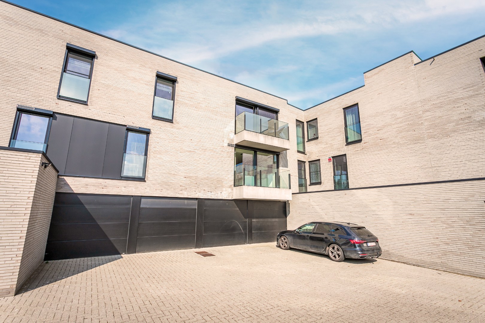 Recent, energiezuinig appartement met 2 slpks, 2 terrassen en autostaanplaats 