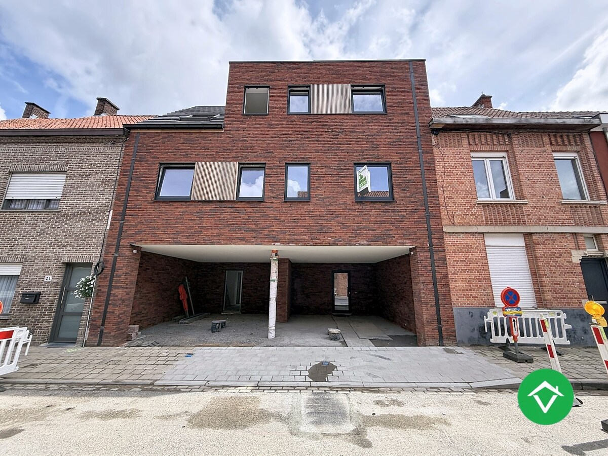 Centraal gelegen nieuwbouwwoning met 3 slaapkamers, tuin en overdekte autostaanplaats 