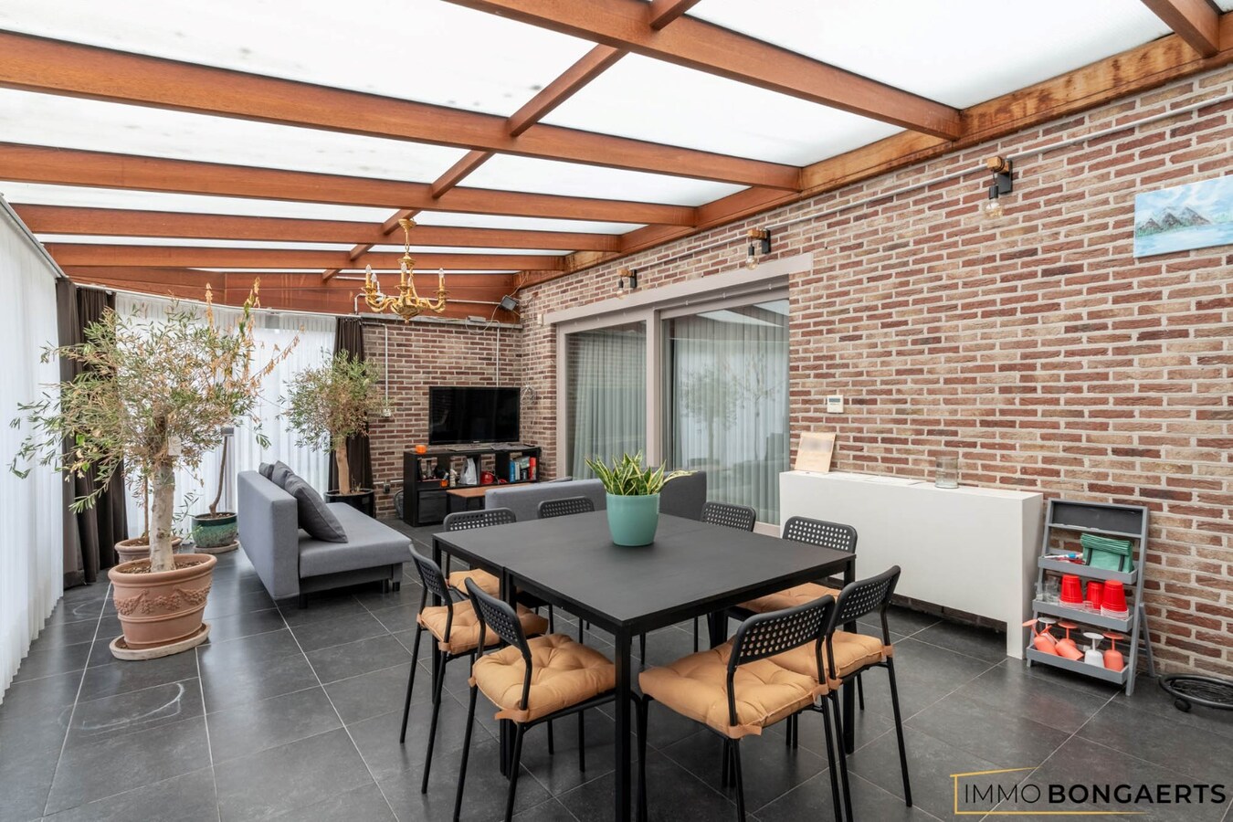 Ruime woning met drie slaapkamers en leefveranda 