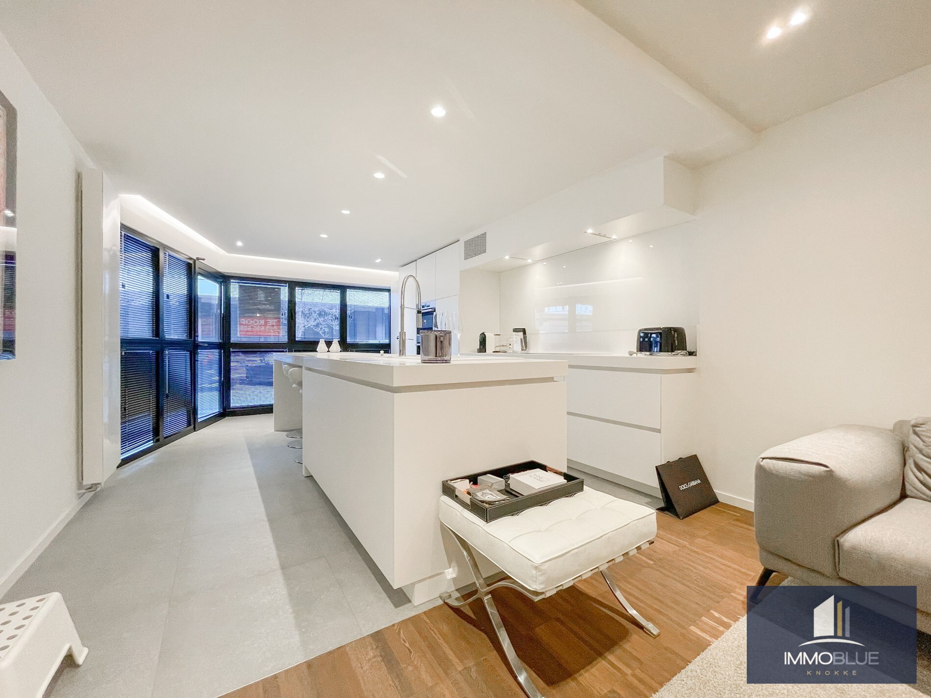 Stijlvol, instapklaar appartement met een ruim terras gelegen aan het Lichttorenplein op enkele passen van de zee. 