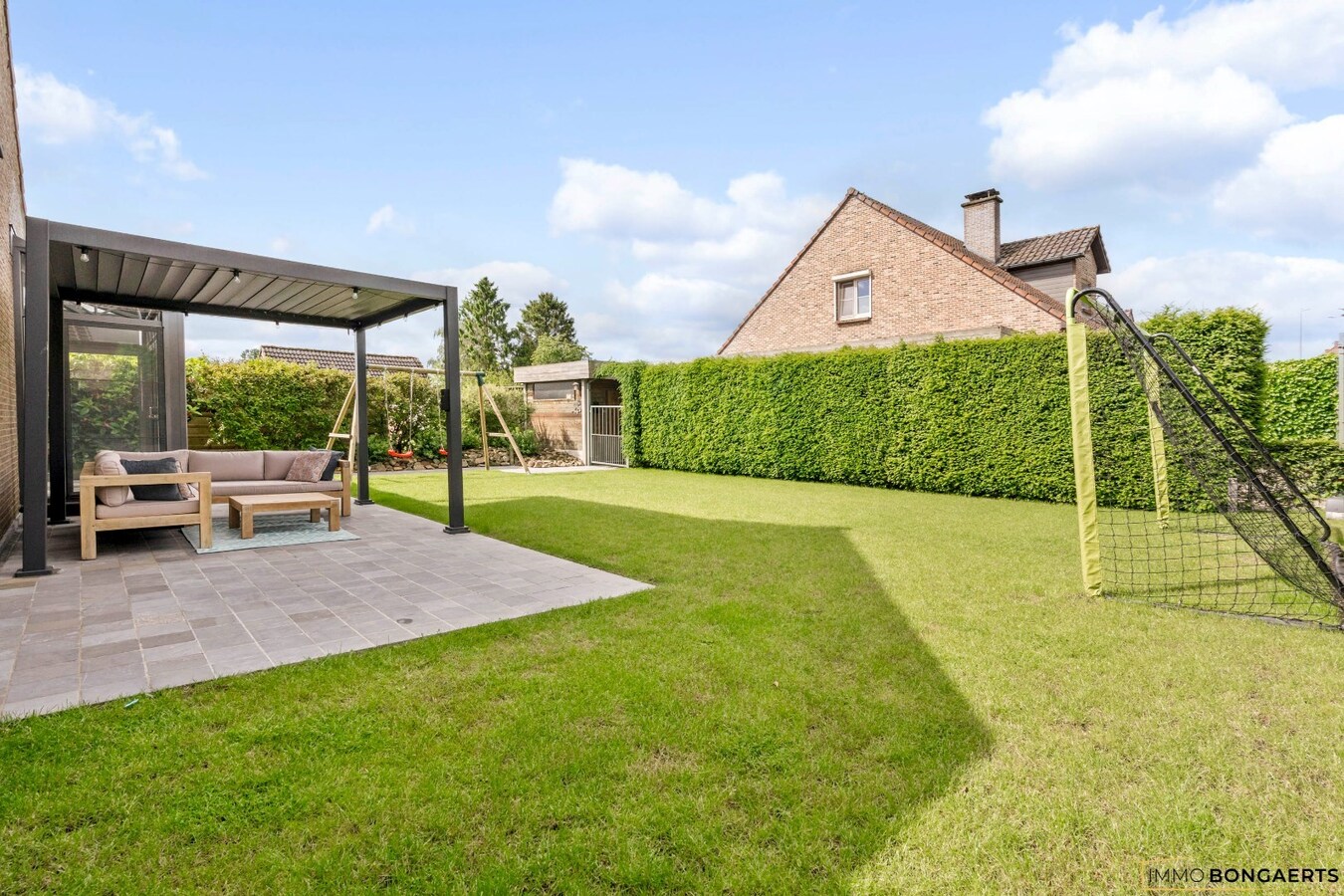 Ruime woning op een zeer rustige locatie met tuin, garage, carport en 3 slaapkamers in Opglabbeek. 