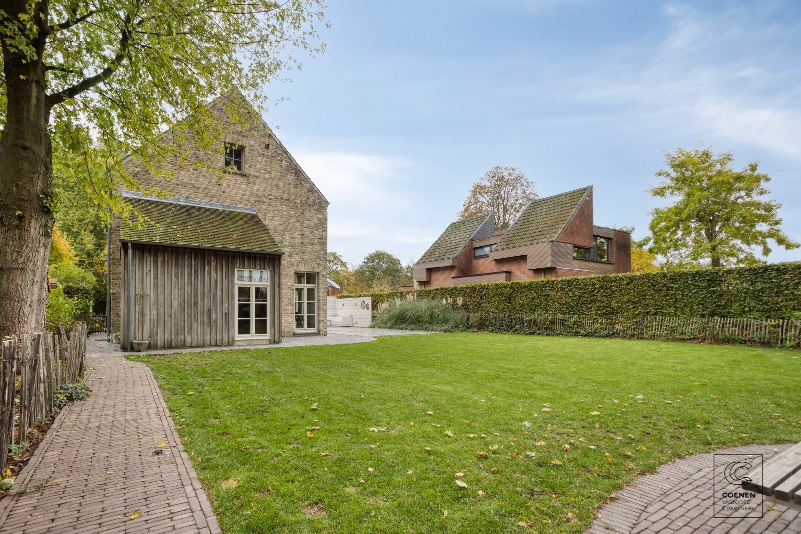 Prachtige woning met een bew. opp. van 302 m², 6 slpk, 3 bk en prachtige tuin met zwembad 