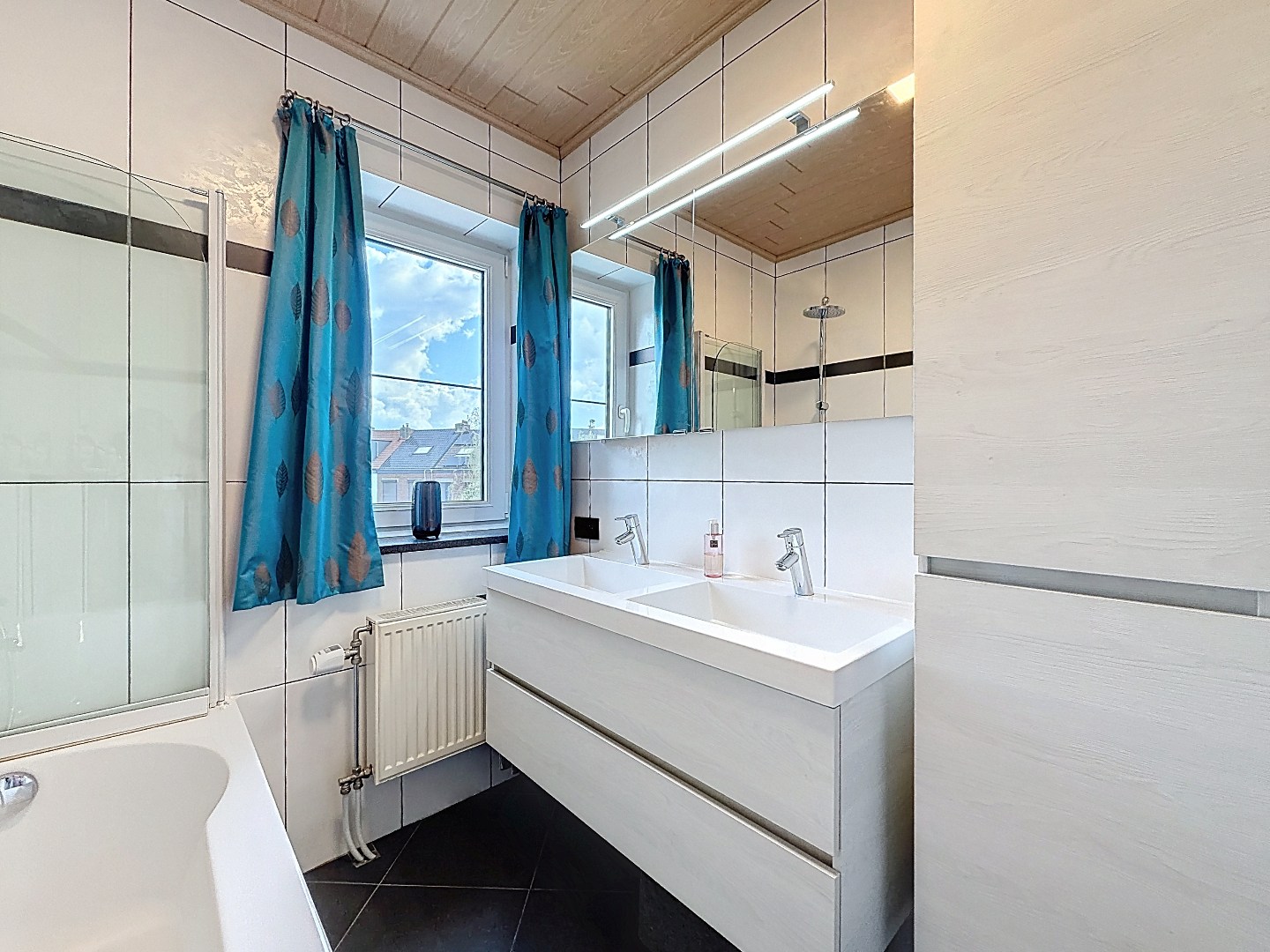 Instapklare bel-etage woning met mooi aangelegde tuin in Merksem 