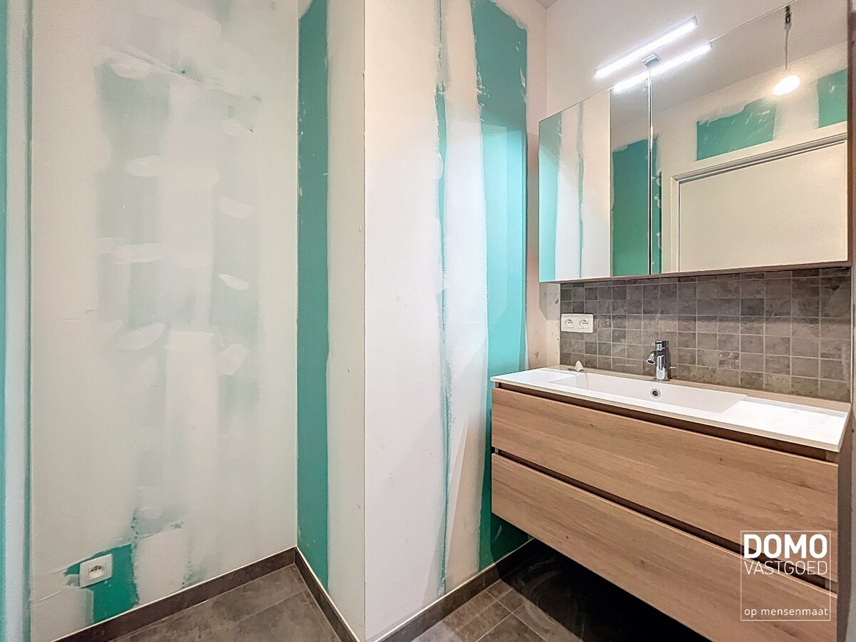 VOLLEDIG AFGEWERKT NIEUWBOUWAPPARTEMENT MET 2 SLAAPKAMERS, TERRAS, ONDERGRONDSE AUTOSTANDPLAATS EN KELDERBERGING IN RESIDENTIE "DE KWINT" TE ZONHOVEN 