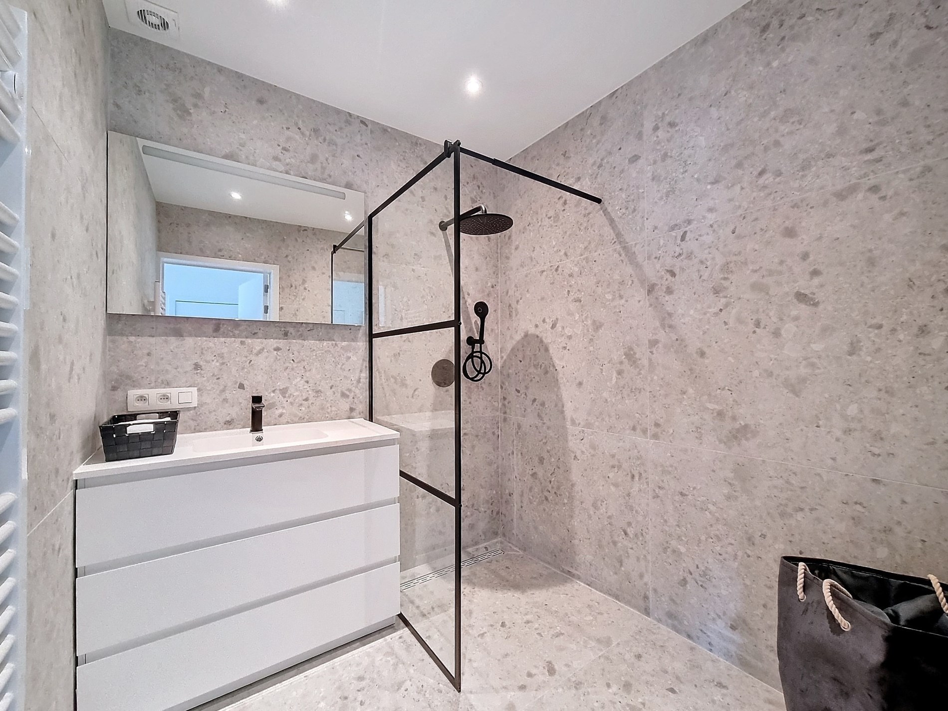 Nieuwbouw duplex in volledig gerenoveerd gebouw van 2021, centraal gelegen nabij Duinenwater, waardoor alle winkels en openbaar vervoer bereikbaar zijn op wandelafstand. 