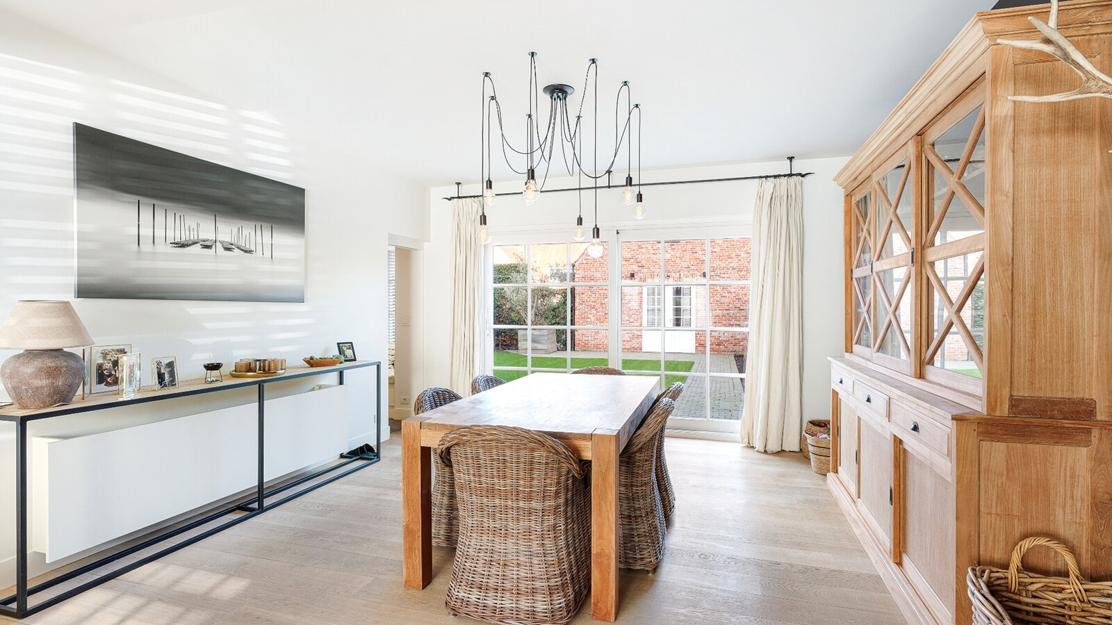 Instapklare en energiezuinige statige woning met tuin in rustige woonwijk te Knokke-Heist 