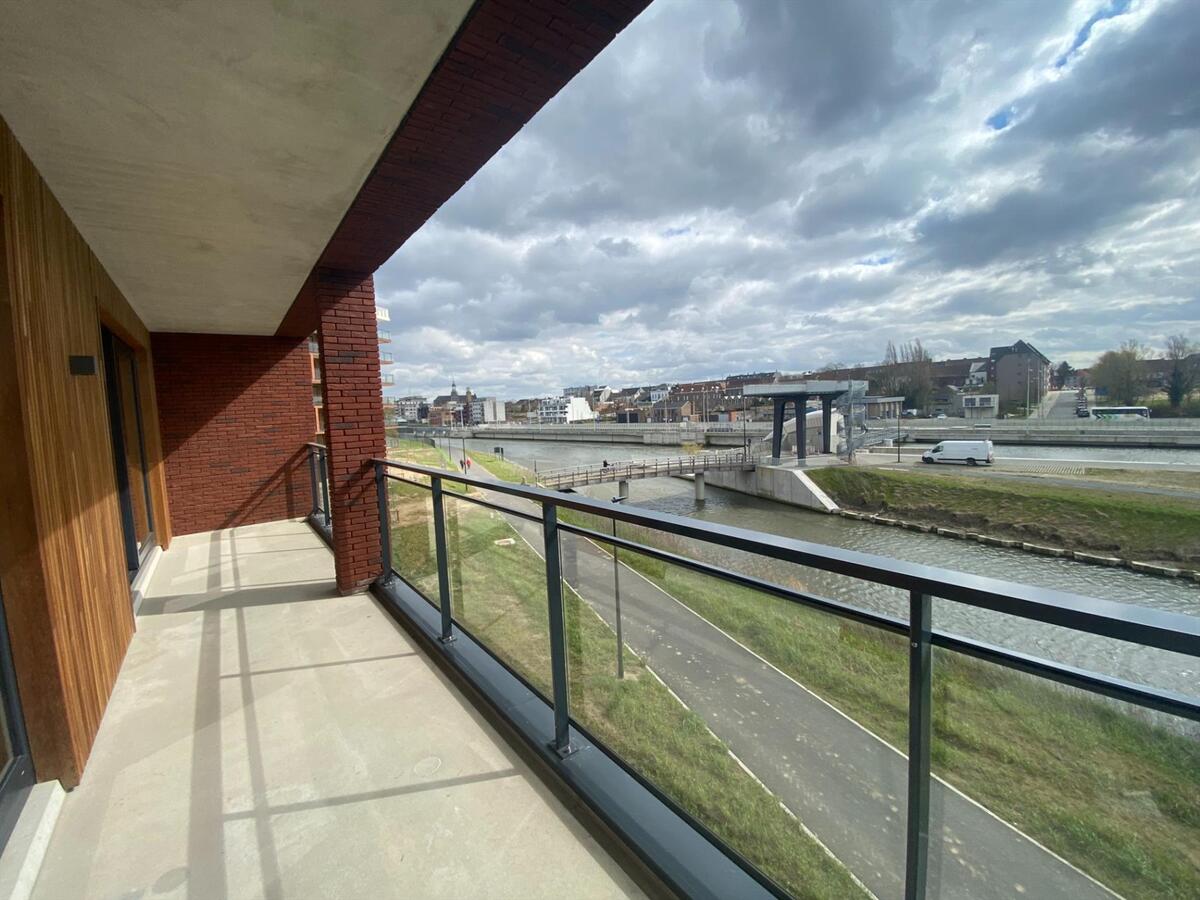 Ruim appartement op de tweede verdieping met prachtig zicht op de Leie 