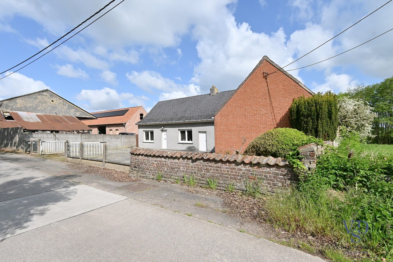 Exceptioneel gelegen eigendom met mogelijkheden. 