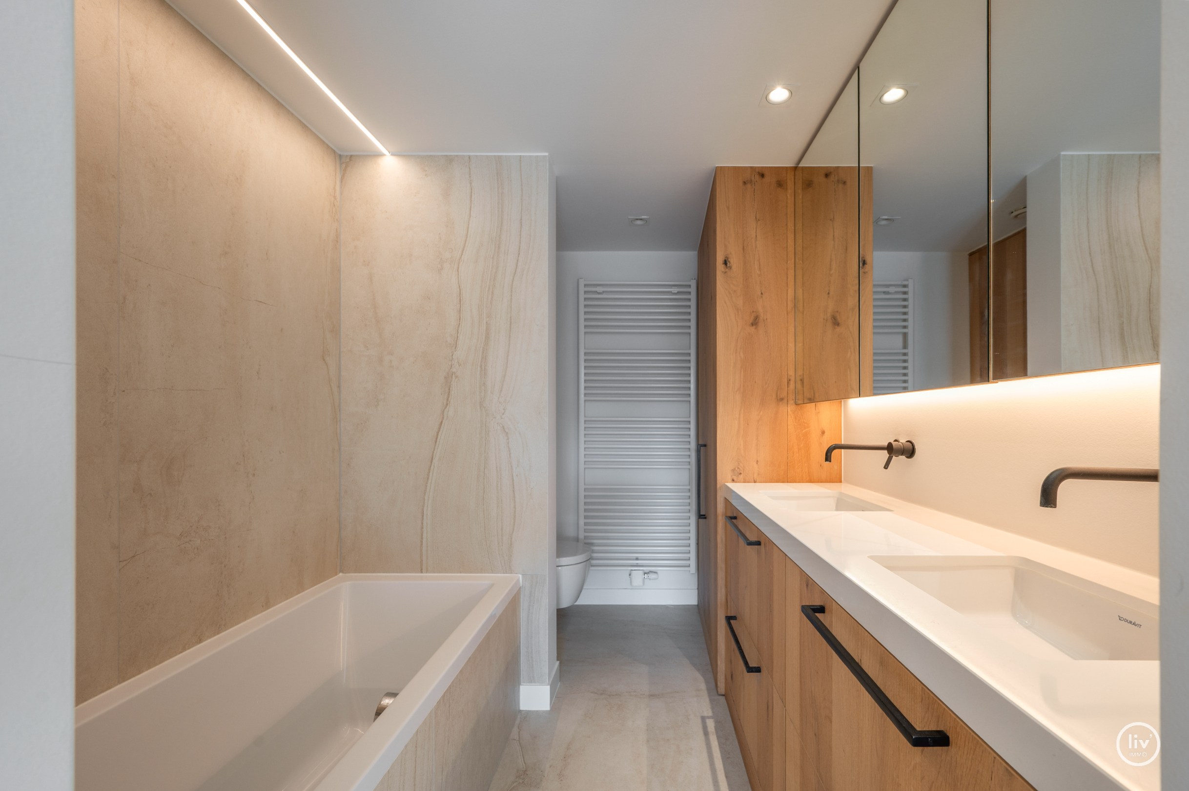 Bel appartement rénové avec vue sur la place Rubens et la mer 