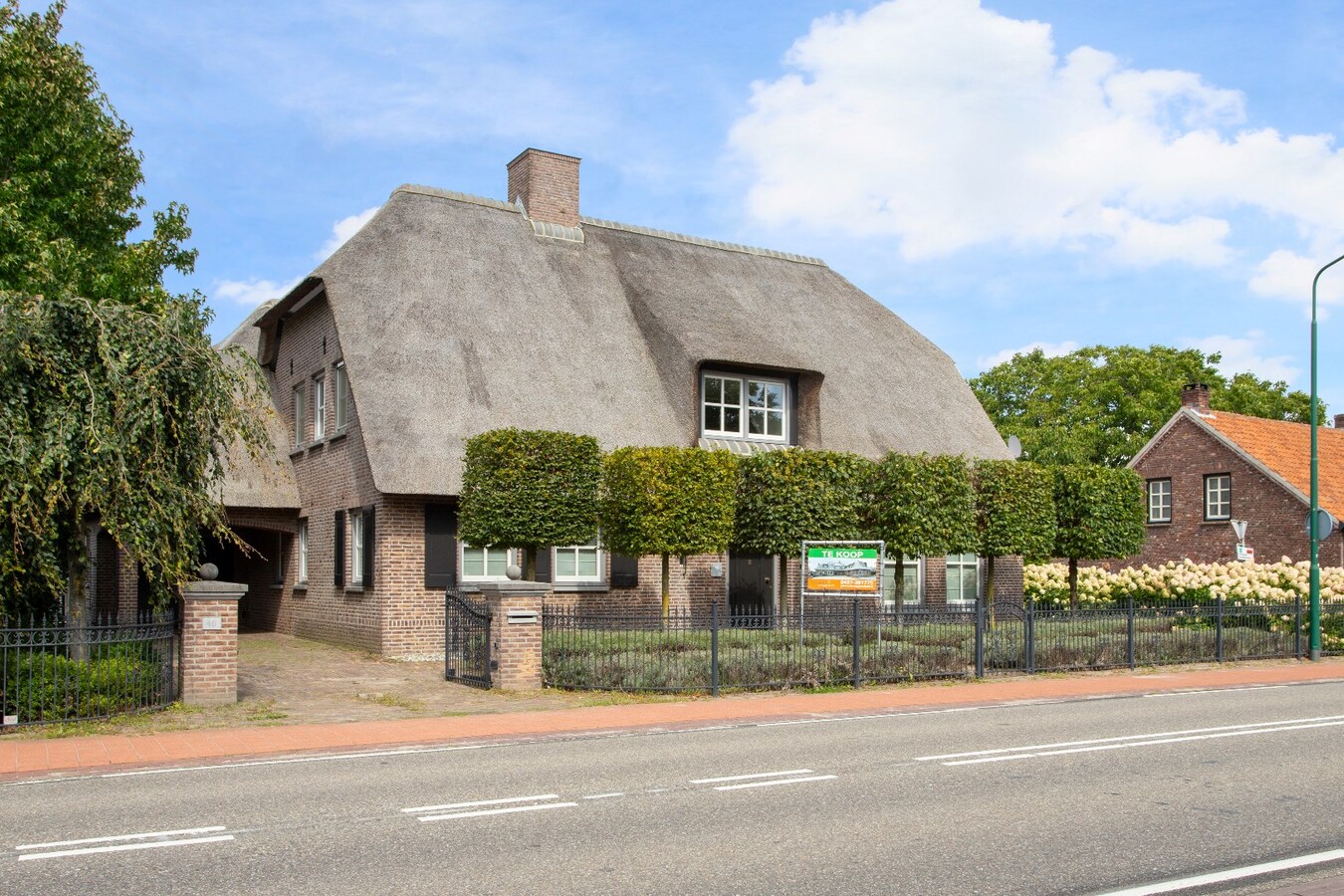 Riante vrijstaande villa met rieten dak gelegen op een perceel van 1.240 m2. 