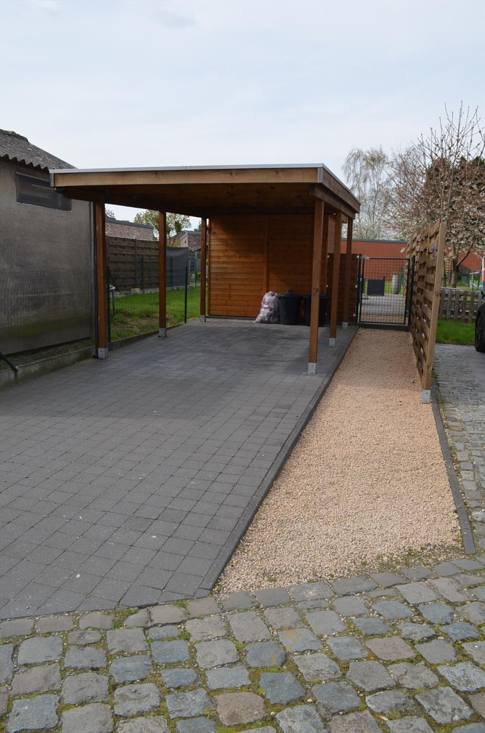 Knap gerenoveerde gezinswoning met  2 slpks (mogelijkheid 3), carport en tuin goed gelegen te Aalter 