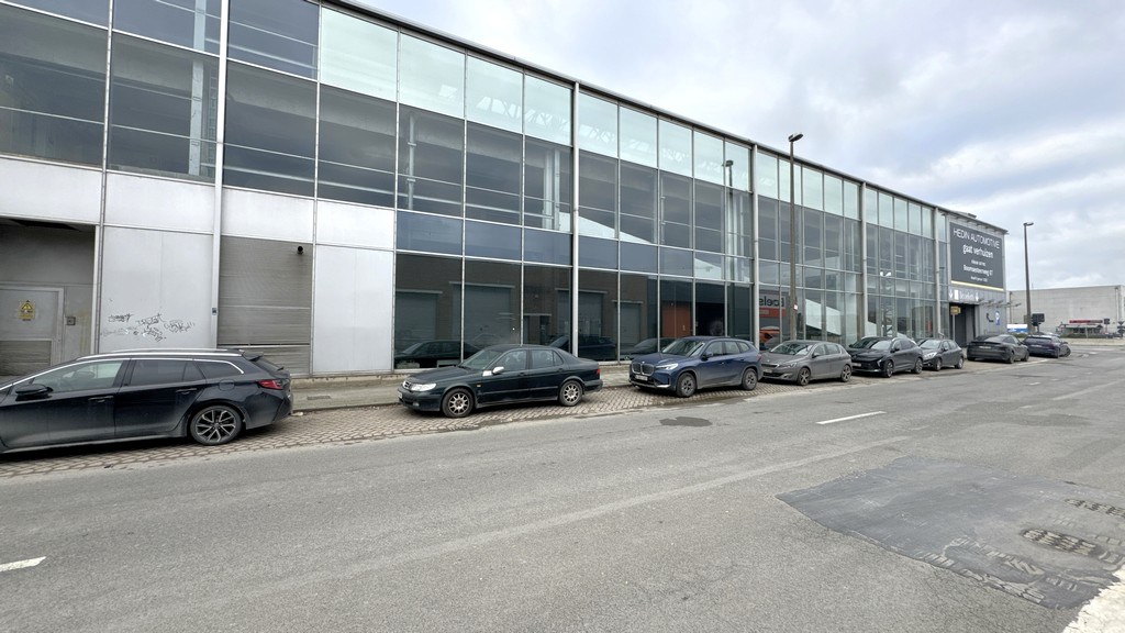 Magazijn met showroom te huur op commerciële site in haven Antwerpen