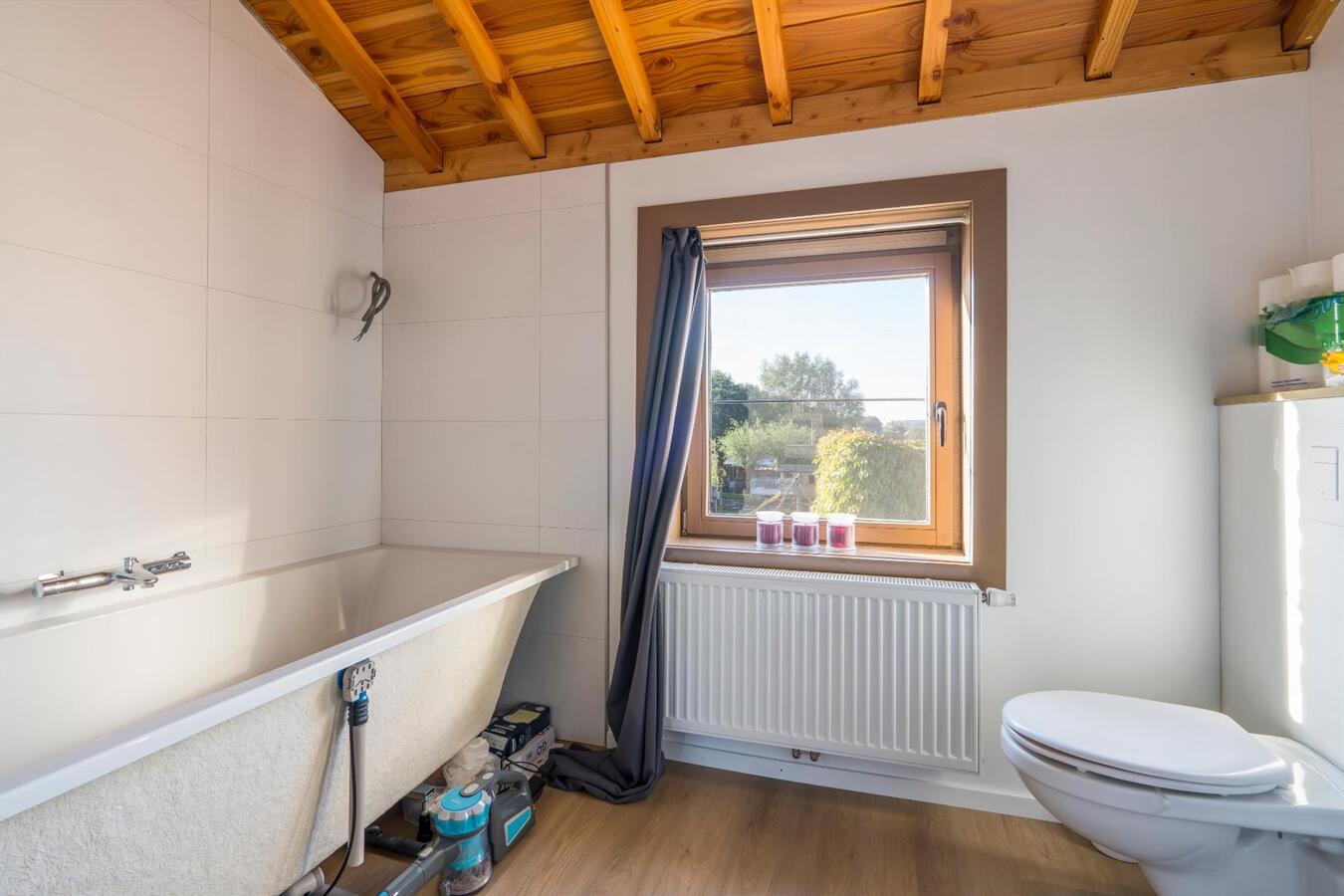 Rustige gelegen, vrijstaande woning met ruime nieuwbouwgarage 