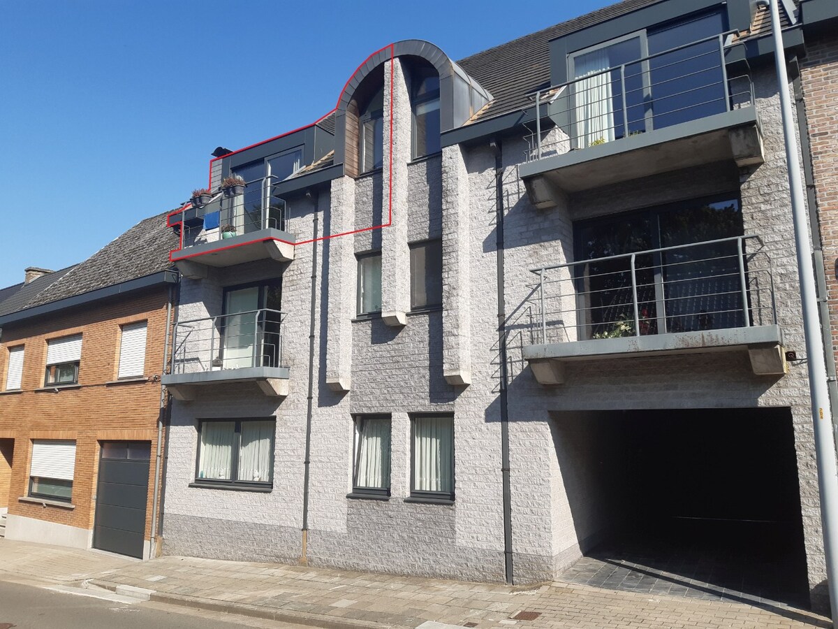 Ruim duplex 2 slpk-appartement in centrum Gavere. 