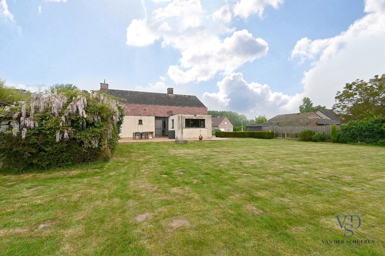 Eigendom met mogelijkheden op  meer dan 1500 m² 