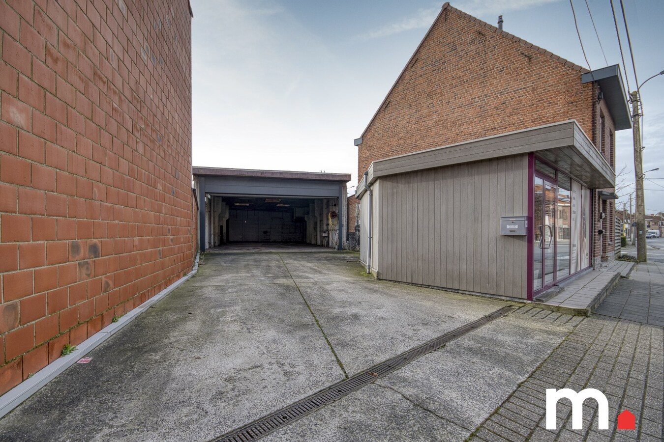 Loods met oprit en aparte kantoorruimte te koop in Heule ! 