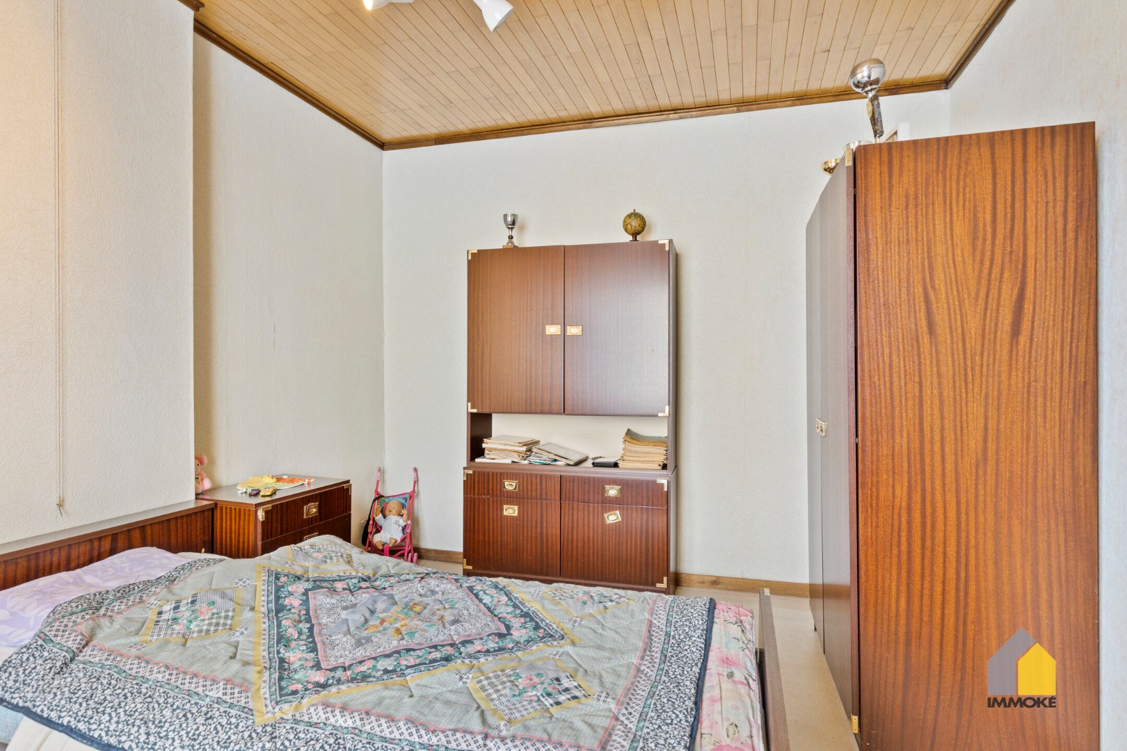 Te renoveren woning met 4 slpks, polyvalente ruimte en knusse tuin. 