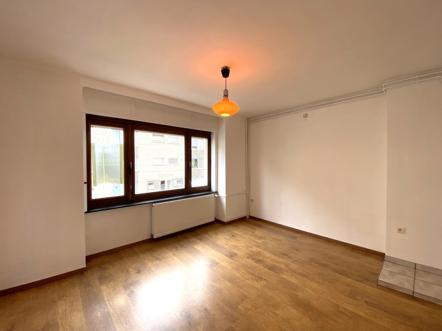 Authentieke burgerwoning met ruime garage en uitweg achteraan! 