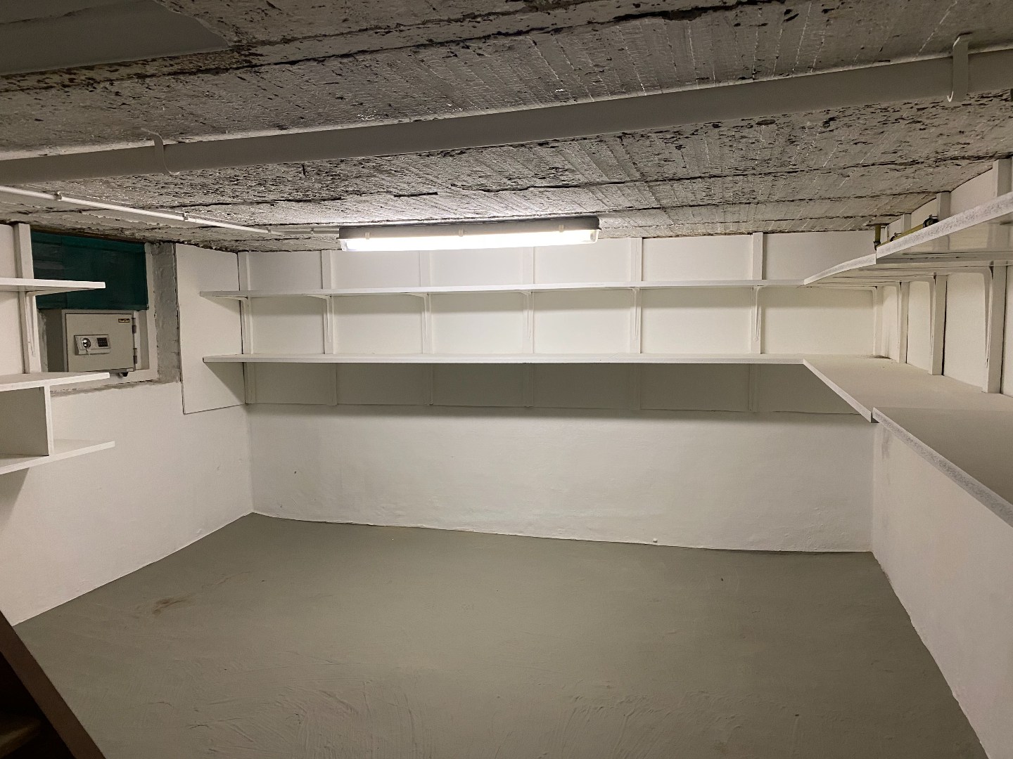 Verrassend ruime en gerenoveerde stadswoning met garage en uitweg! 