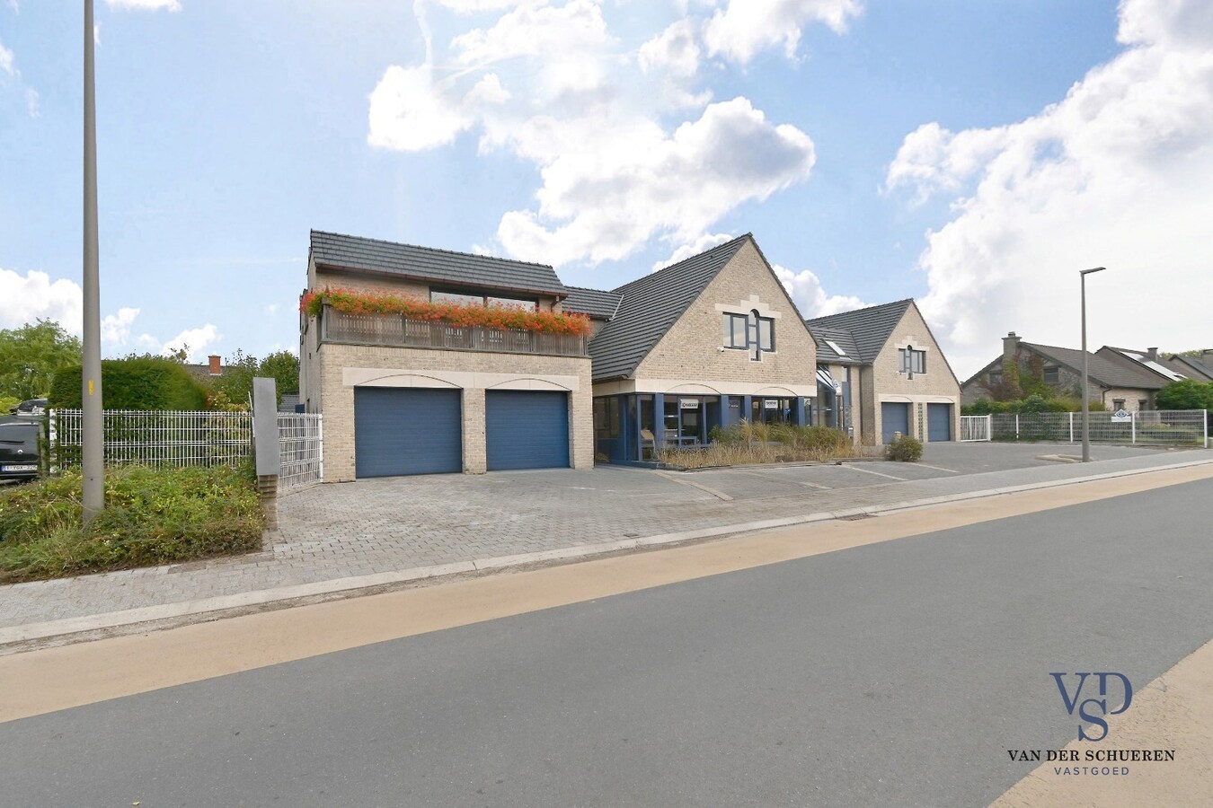 Ruim handelspand met penthouse in villastijl 