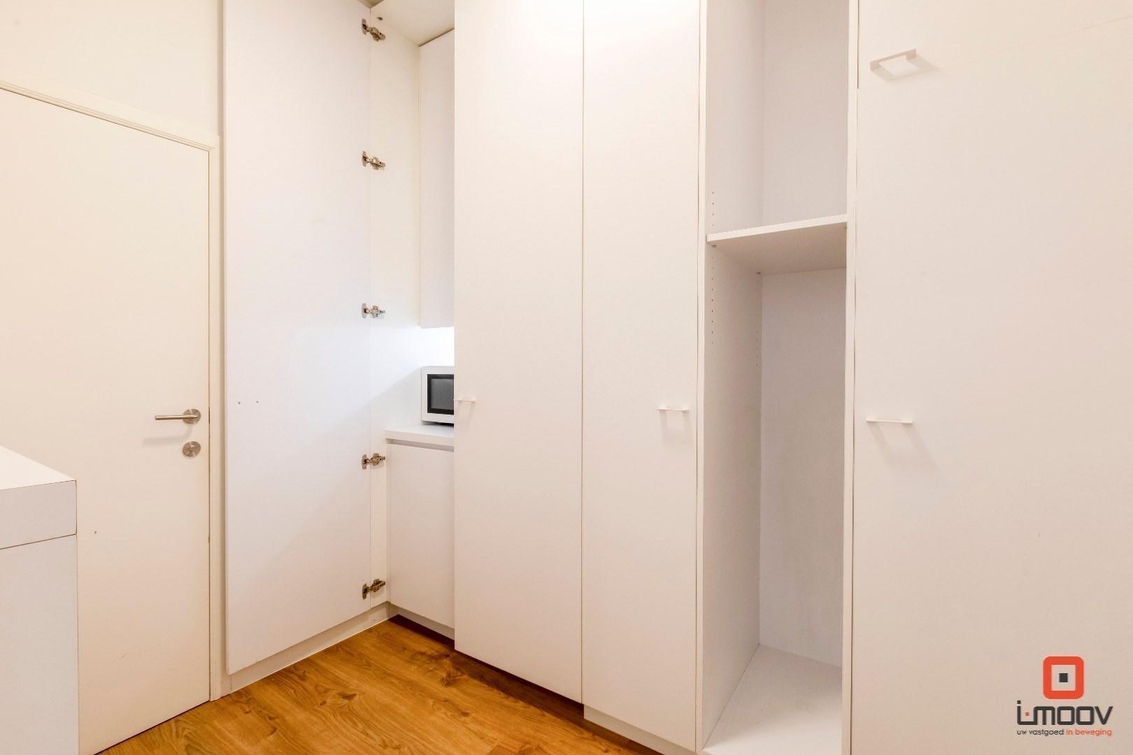 Modern en lichtrijk kantoor; praktijk- of winkelruimte op commercieel gunstige locatie 