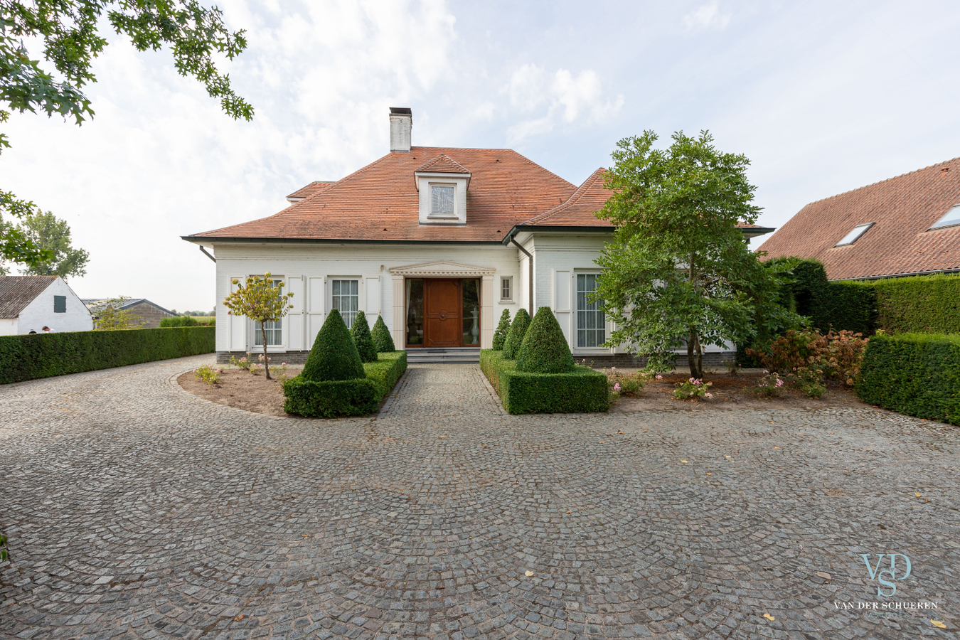 Lichtrijke, stijlvolle villa  (EPC van 254 !). 