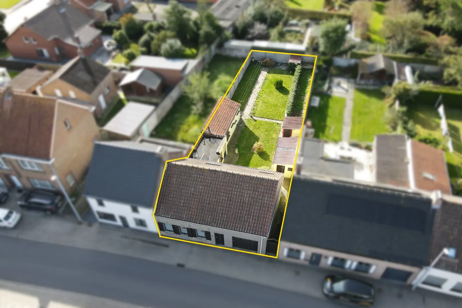 Te renoveren rijwoning nabij centrum Eernegem