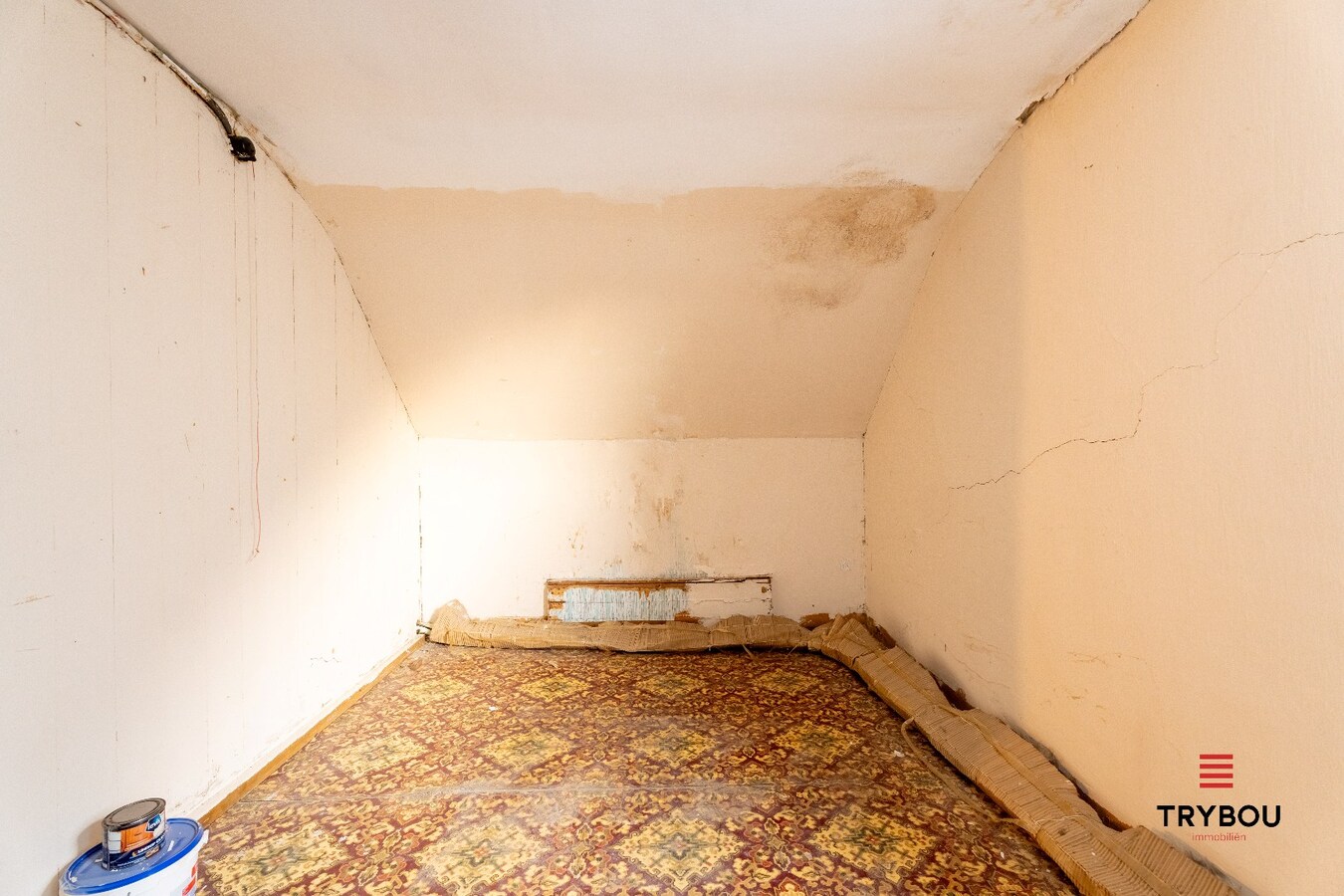 Te renoveren woning met garage en diepe tuin 