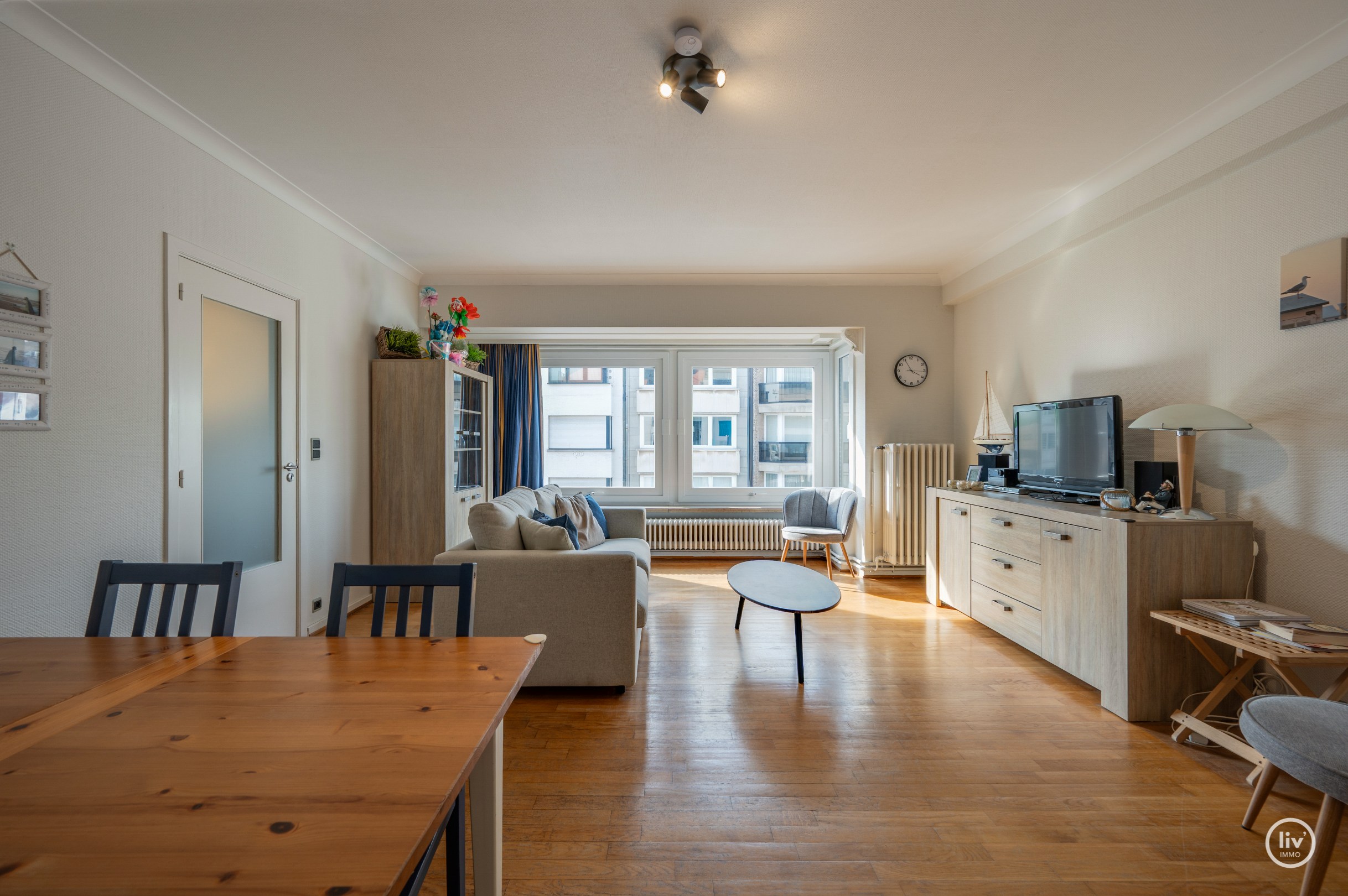 Instapklaar appartement met 2 slaapkamers nabij strand en Lippenslaan te Knokke. 