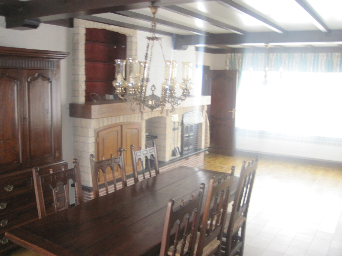 Bijzonder degelijke en ruime Half Open Bebouwing. 