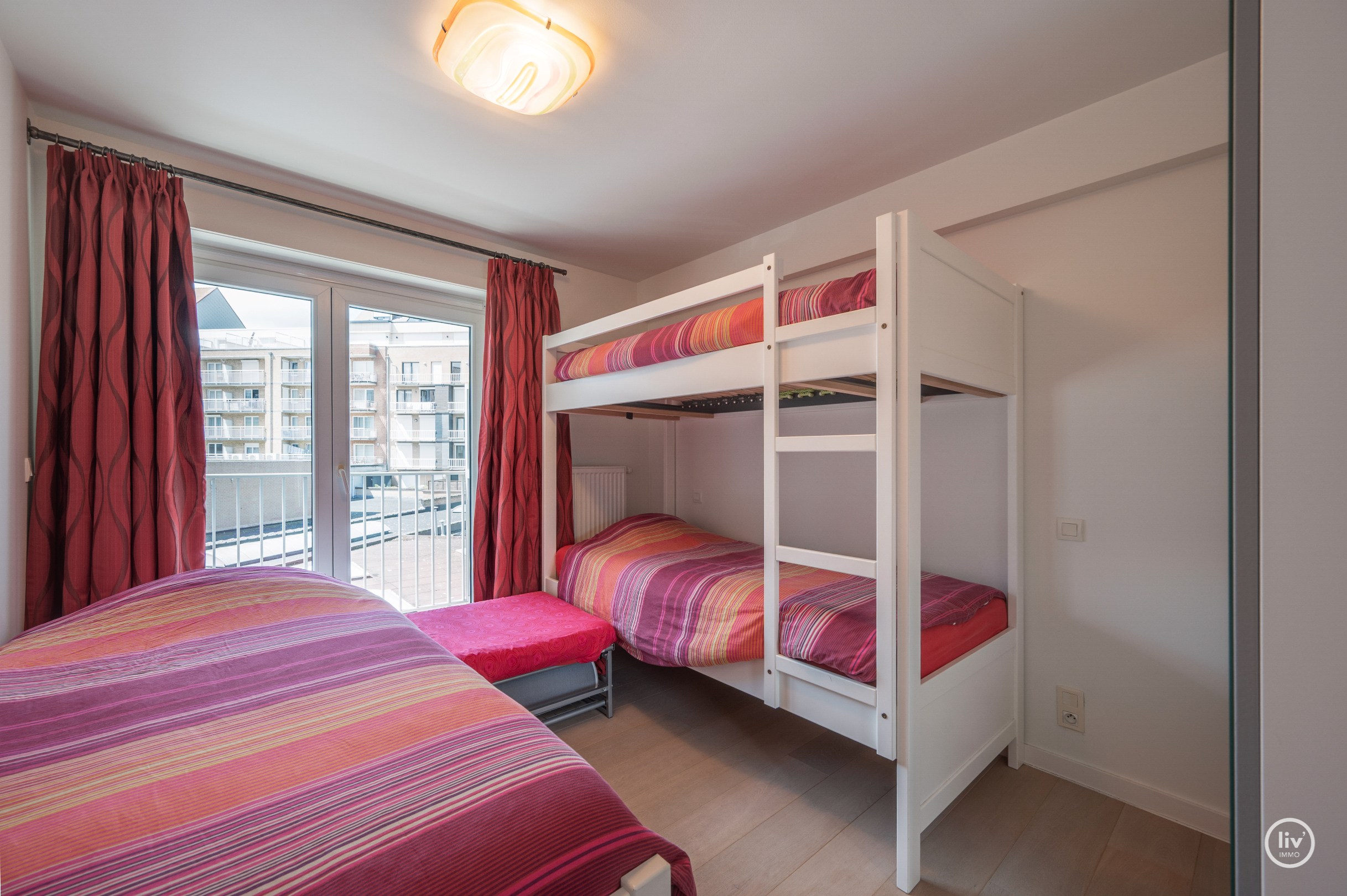 Ruim en récent (2011) appartement met 2 volwaardige slaapkamers op een topligging vlakbij de Dumortierlaan te Knokke. 
