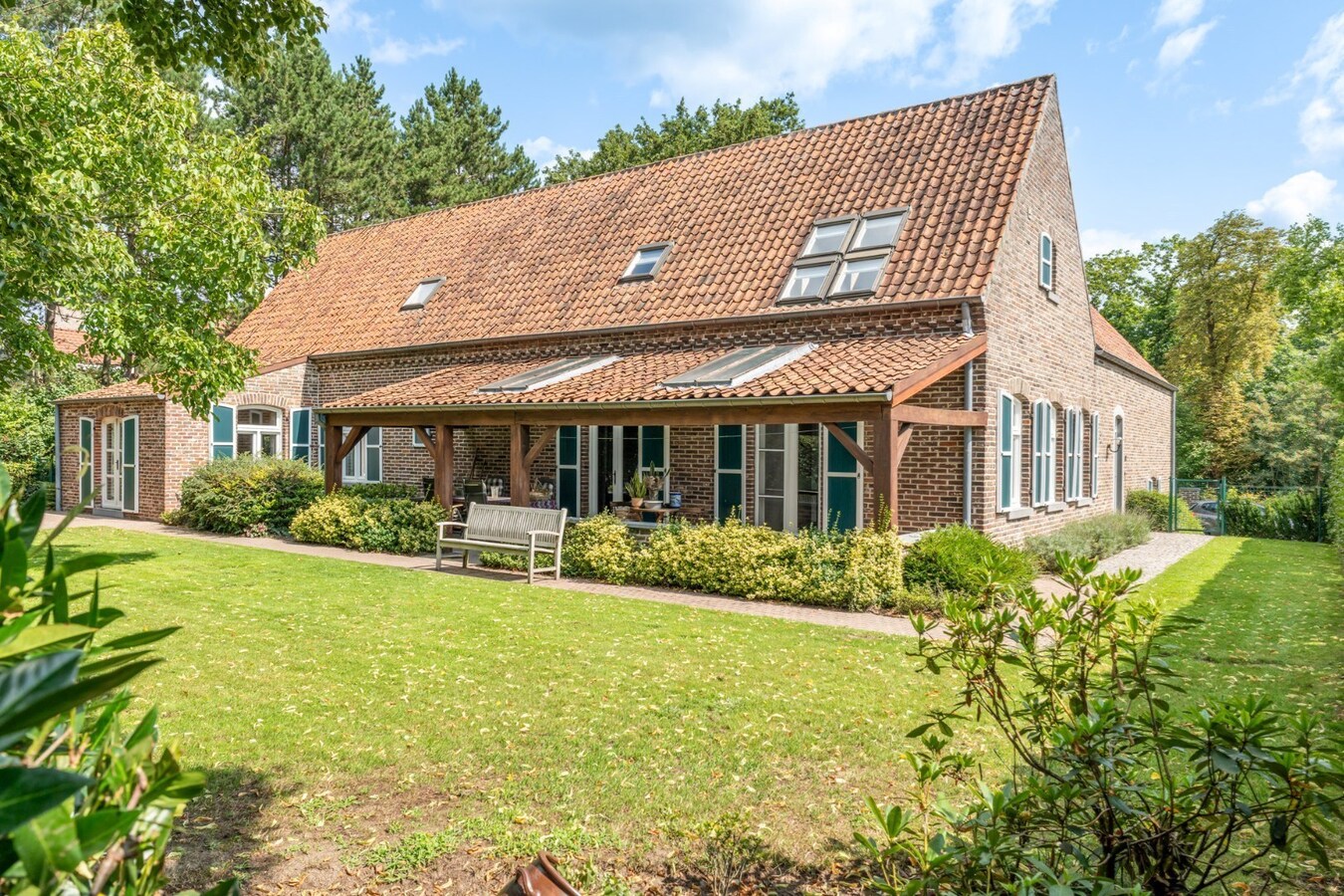 Ruim, karaktervol landhuis met parkachtige tuin op perceel van 16a29ca. 