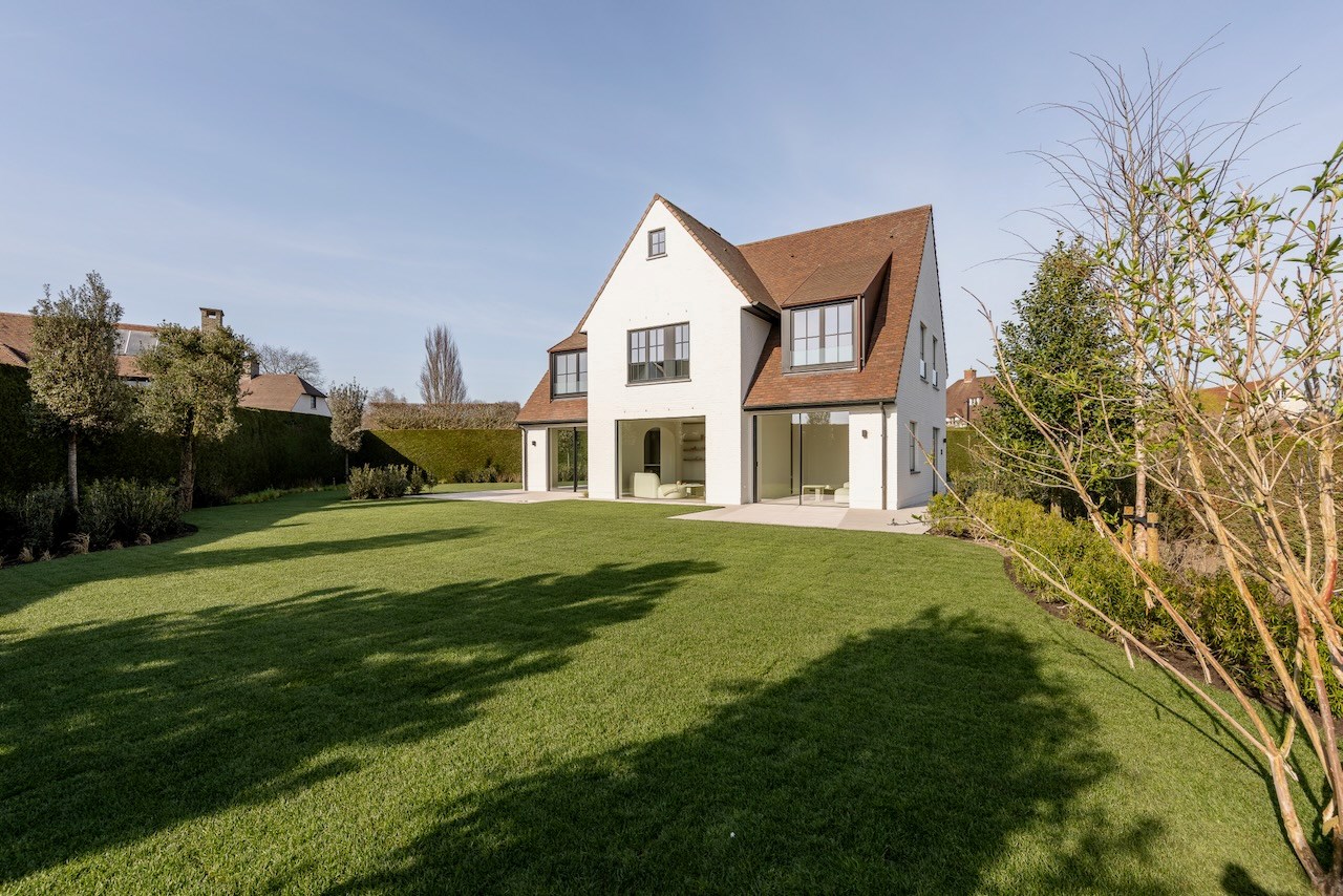 Cette magnifique maison individuelle rénovée avec une allée située dans un quartier calme à Knokke, offre tout ce dont vous avez besoin pour vivre confortablement. 