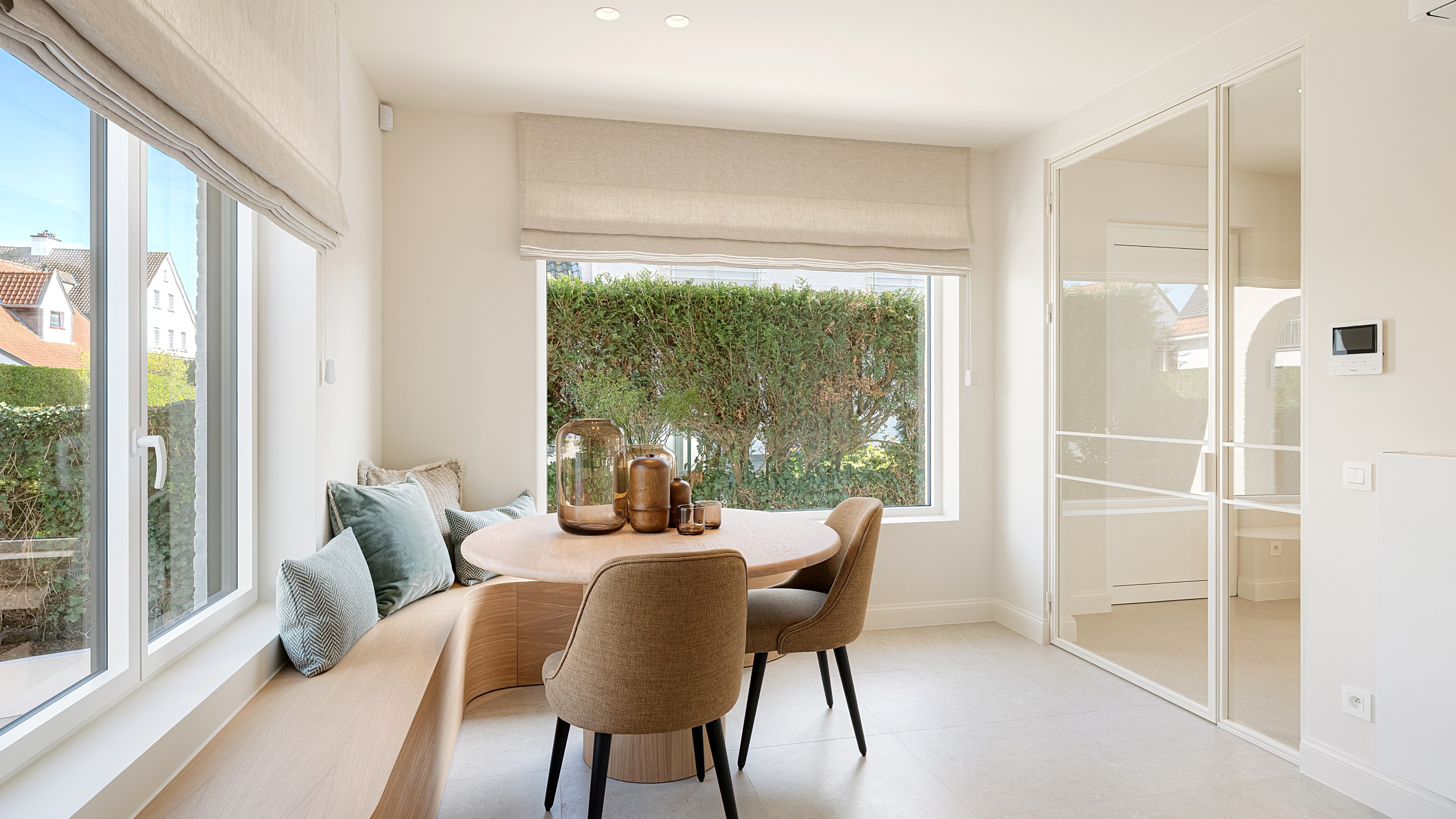 Op een uitmuntende locatie in Duinbergen, op wandelafstand van het strand en de duinen, bevindt zich deze prachtig en hoogwaardig gerenoveerde koppelvilla. 