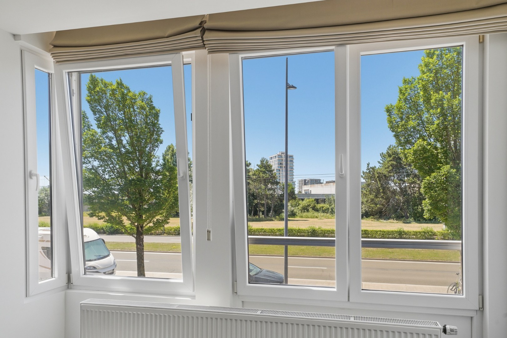 Volledig gerenoveerde bel-étage met ruime garage te Oostende 