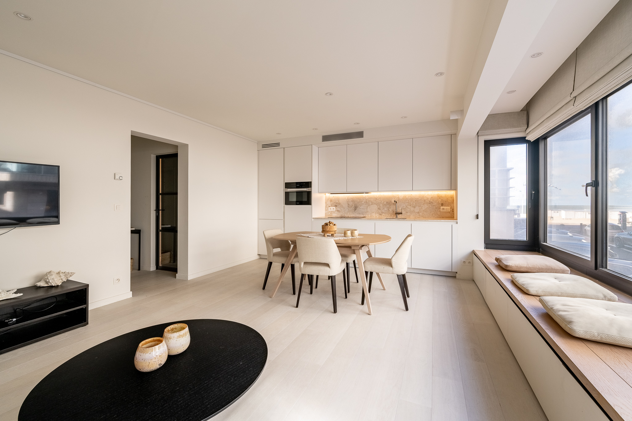 Appartement rénové avec style, offrant une vue latérale sur la mer, au cœur du Zoute. 