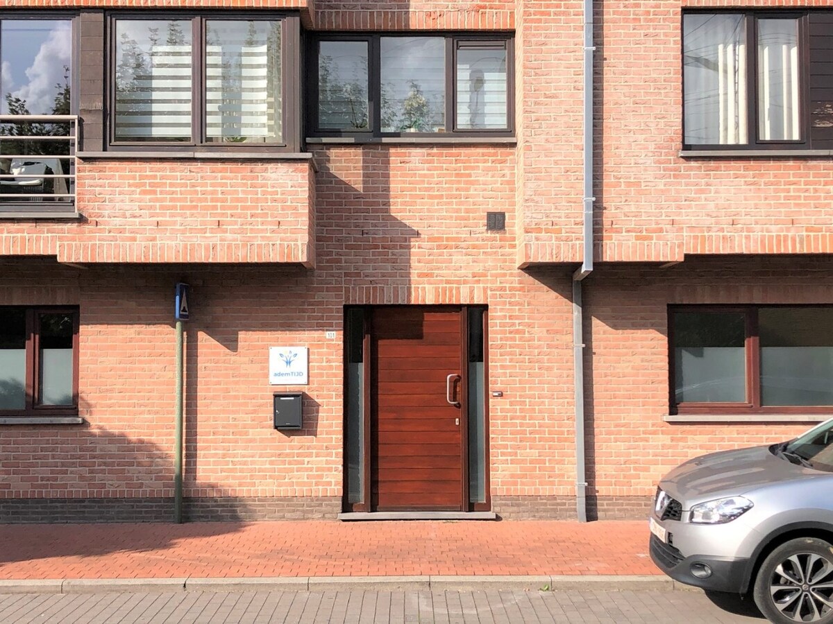 Centraal gelegen handelspand op een zichtlocatie vlakbij het centrum - Heist 