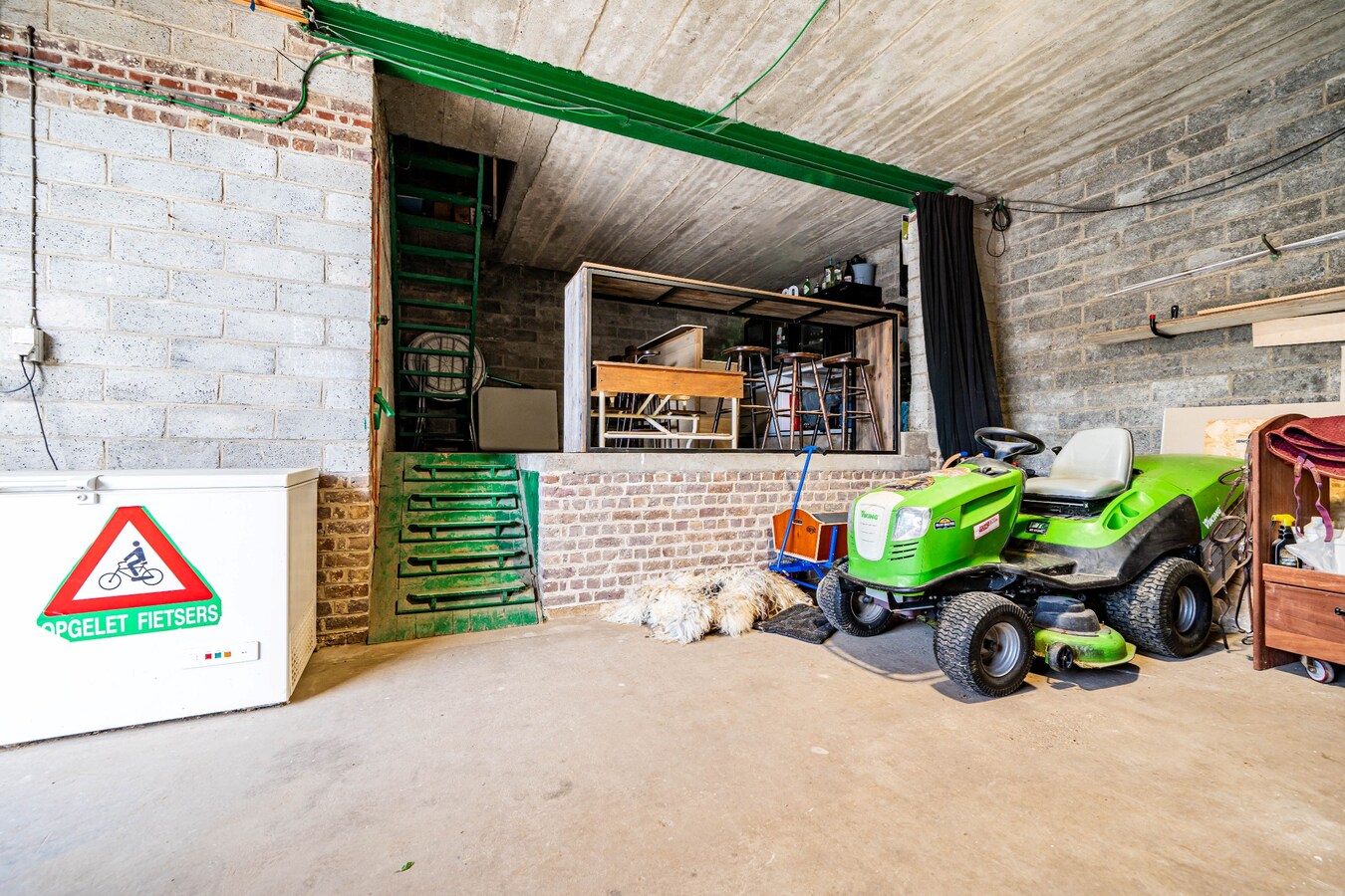 Gezinswoning met ruime opslagplaats en carport in het centrum van Ouwegem 