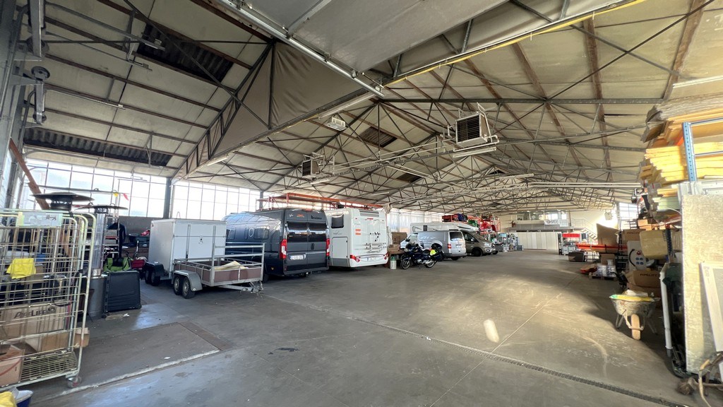 Magazijn met laadkades en kantoor te huur nabij R4 in Melle